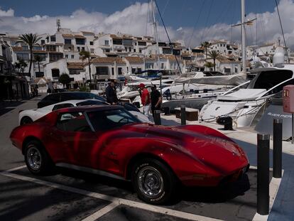 Yates y coches de lujo en Puerto Banús en la localidad malagueña de Marbella.