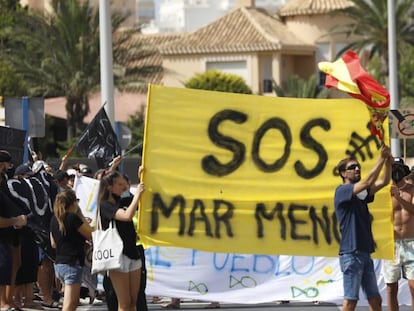 Manifestación, en La Manga (Murcia), en defensa del mar Menor a raíz del desastre ecológico acaecido este verano. 
 