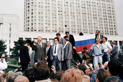El presidente ruso Boris Yeltsin (i) en pie sobre un vehículo blindado frente al edificio de la Federación Rusa, en Moscú.