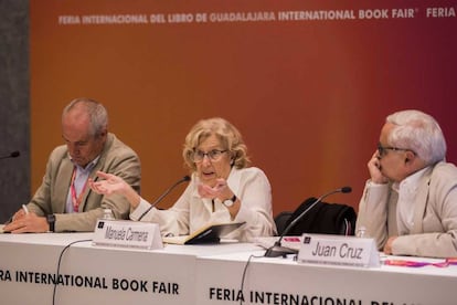 From left to right: Antonio Caño, Manuela Carmena and the journalist Juan Cruz.