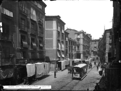 Calle de Toledo, cerca de la Plaza Mayor (al fondo), en 1890.