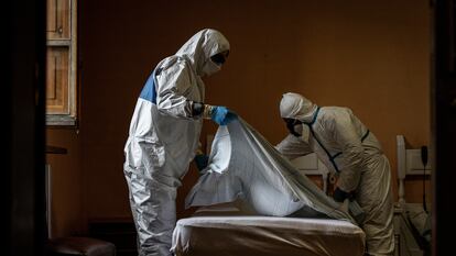 Disinfecting a room at Nuestra Señora de las Mercedes residence in El Royo (Soria).