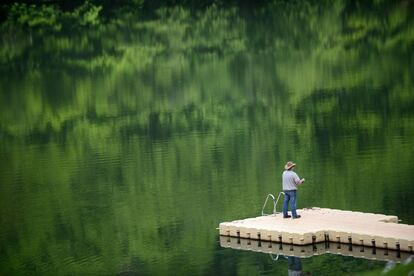 Un pescador en el lago Twistesee cerca Wetterburg, Alemania. 19 de mayo 2014.