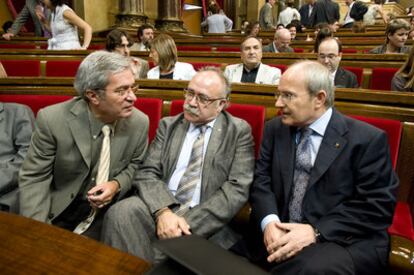 Pleno monográfico en el Parlament de Catalunya sobre el acuerdo de financiación en julio de 2009. En la foto, el "tripartito", de izquierda a derecha: Joan Saura, Josep Lluís Carod Rovira y José Montilla.