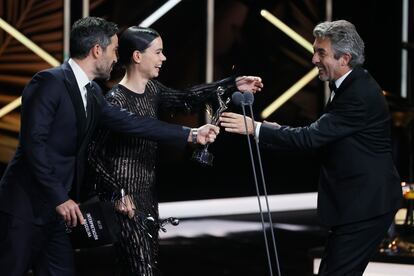 La actriz Laia Costa y el actor Ricardo Darín se felicitan al recoger los Platino a las mejores interpretaciones protagonistas en cine.