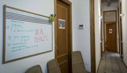 El consultorio médico tras un pasillo del primer piso del inmueble.
