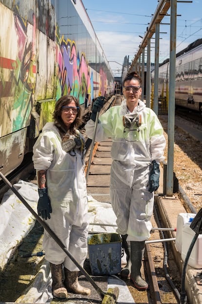 Manuela y Marina limpian trenes grafiteados en Cerro Negro (Madrid).