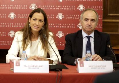 Maria Eugènia Gay, decana del Colegio de Barcelona, y Jesús Sánchez, secretario de la junta de gobierno. 