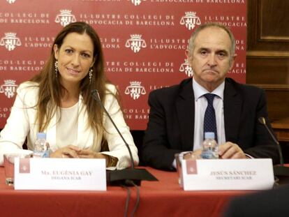 Maria Eugènia Gay, decana del Colegio de Barcelona, y Jesús Sánchez, secretario de la junta de gobierno. 