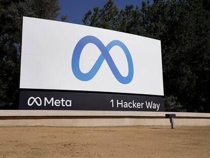 El logotipo de Meta en la sede de sus oficinas en California (Estados Unidos).