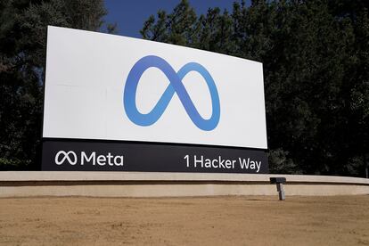 El logotipo de Meta en la sede de sus oficinas en California (Estados Unidos).