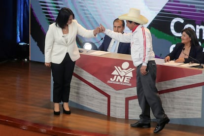 Los candidatos a la presidencia de Perú, Keiko Fujimori, de Fuerza Popular, y Pedro Castillo, de Perú Libre, se saludan en el debate este domingo en Arequipa, Perú.