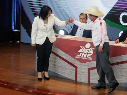 Los candidatos a la presidencia de Perú, Keiko Fujimori, de Fuerza Popular, y Pedro Castillo, de Perú Libre, se saludan en el debate este domingo en Arequipa, Perú.