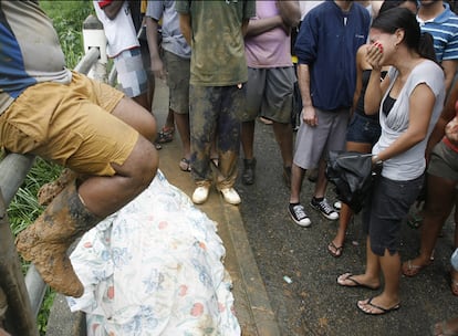 Una mujer llora, el 6 de abril, ante el cuerpo de un pariente suyo que murió  como consecuencia de las riadas provocadas por las fuertes lluvias en Río de Janeiro (Brasil).