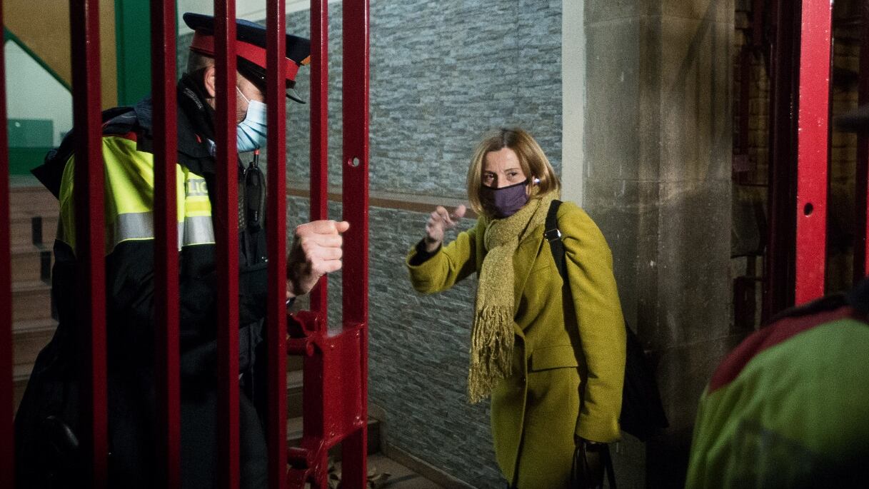 Carme Forcadell entra en la prisión de Wad-Ras (Barcelona), en diciembre de 2020.