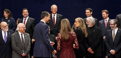 Don Felipe y doña Letizia se dirigen a los galardonados con los Premios Príncipe de Asturias poco antes de la tradicional "foto de familia", tras la audiencia que ha tenido lugar en el Hotel de la Reconquista de Oviedo.