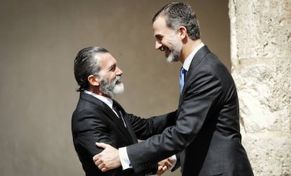 Antonio Banderas recibe el premio Camino Real en la Universidad de Alcalá de Henares de manos del Rey.