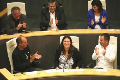Lohitzune Txarola es aplaudida por sus compañeros de Bildu tras ser elegida presidente de las Juntas de Guipúzcoa.