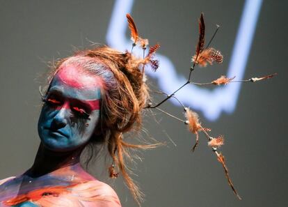 Una modelo presenta una creación de bodypainting durante el 36º Festival Internacional de Cine Fantástico de Bruselas de BOZAR en Bruselas (Bélgica).