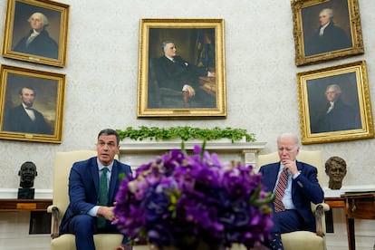 El presidente del Gobierno de España, Pedro Sánchez (a la izquierda), y el de Estados Unidos, Joe Biden, en el Despacho Oval de la Casa Blanca.