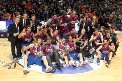 La plantilla azulgrana, feliz con el 22º título de Copa conseguido por el Barcelona.