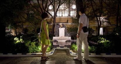 Dos personas en el jardín del museo Sorolla de Madrid durante una visita nocturna.