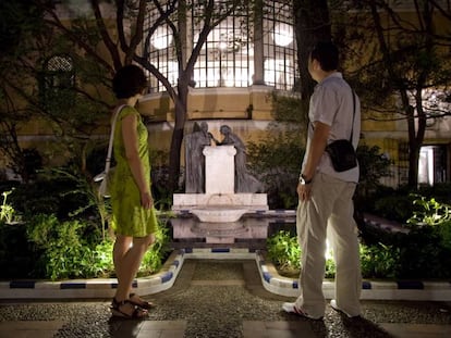 Dos personas en el jard&iacute;n del museo Sorolla de Madrid durante una visita nocturna.