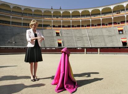 Esperanza Aguirre, en el albero de la plaza de Las Ventas en 2007.