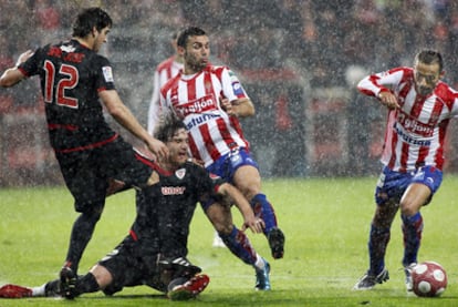 El Athletic desaprovechó la oportunidad de ganar en Gijón.