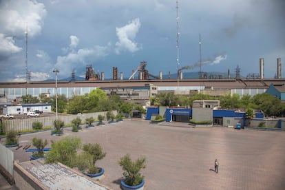 Un trabajador sale de las instalaciones de la empresa en Monclova.