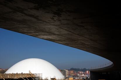 Las líneas del edificio tienen la marca del arquitecto brasileño.