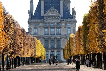 Varias personas pasean por el Jardín de las Tullerías, en París.