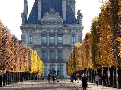 Varias personas pasean por el Jardín de las Tullerías, en París.