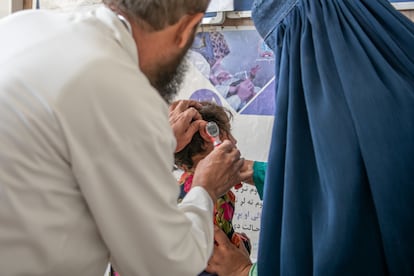 Un médico examina a un niño en el Hospital Provincial de Wardak, en el centro de Afganistán, el 9 de julio. La ONU y las ONG están dando una respuesta combinada de prevención y emergencia a los brotes de diarrea acuosa aguda en Afganistán, con medidas de saneamiento e higiene en los centros de salud y en las comunidades. En las zonas afectadas por los brotes, se están distribuyendo tabletas para el tratamiento del agua y kits de higiene y se está clorando el agua de hogares y comunidades.

Para hacer frente al creciente número de casos de diarrea acuosa desde marzo de este año, Unicef llevó a Afganistán 1.281 kits de tratamiento y estableció 289 unidades de atención y 2.255 puntos de rehidratación oral en hospitales, una red que garantiza una rápida atención médica a los afectados, según la organización.