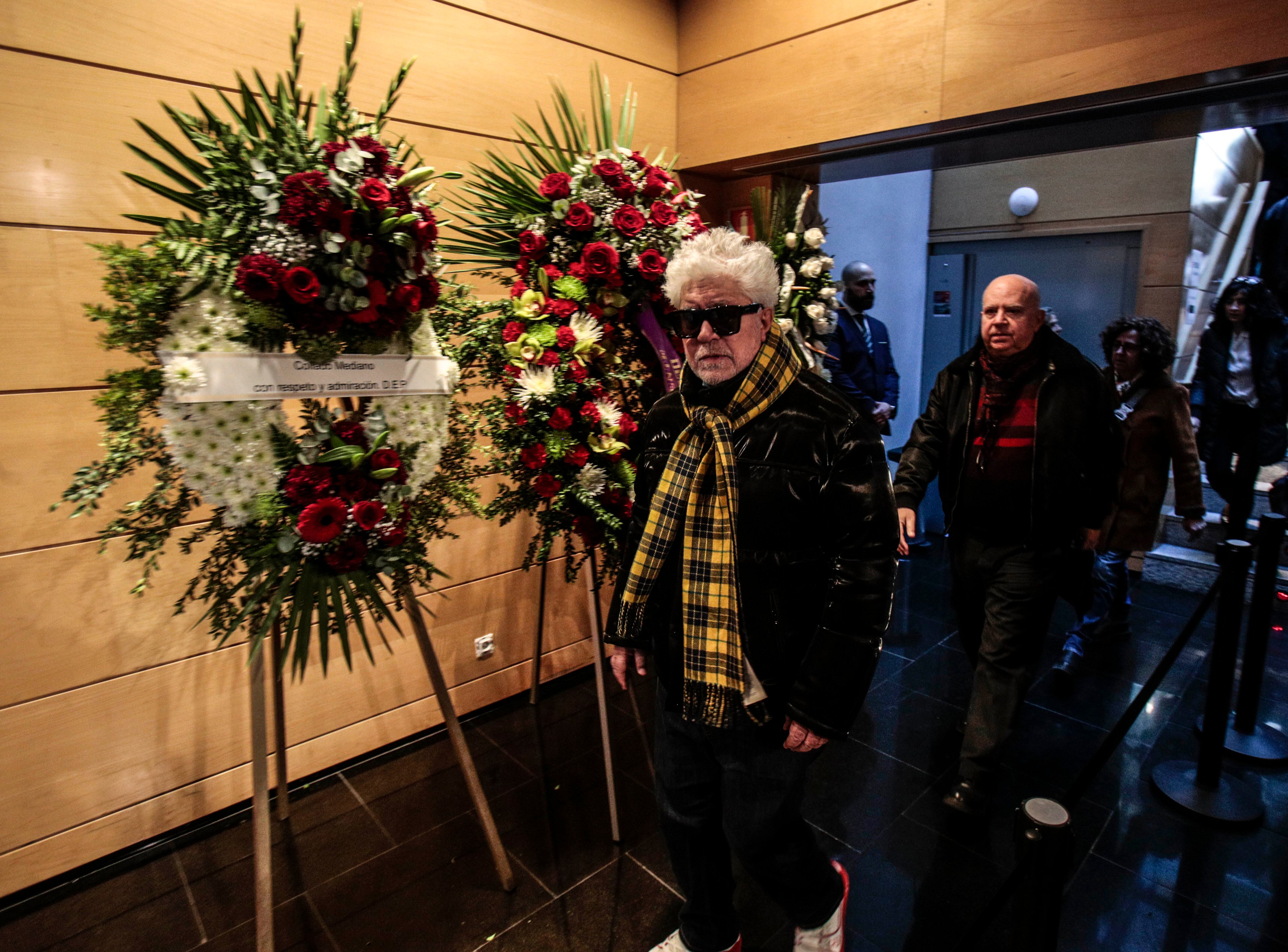 Pedro Almodóvar, a su llegada a la capilla ardiente de Carlos Saura. 