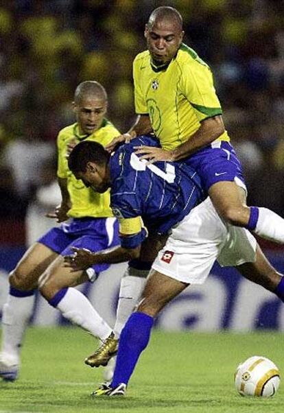 Ronaldo intentó de todas las maneras superar a la defensa colombiana.