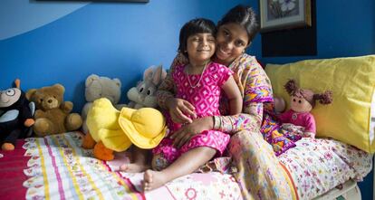 Choity Kharun, de tres años, con su madre en el hospital de Melbourne.