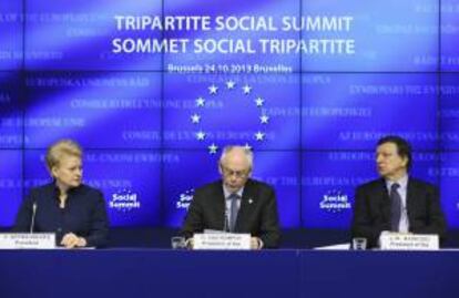 La presidenta lituana, Dalia Grybauskaite; el presidente del Consejo Europeo, Herman Van Rompuy, y el presidente de la Comisión Europea (CE), José Manuel Durao Barroso, ofrecen una rueda de prensa tras la cumbre social tripartita previa al Consejo Europeo, en Bruselas (Bélgica) hoy, jueves 24 de octubre de 2013.