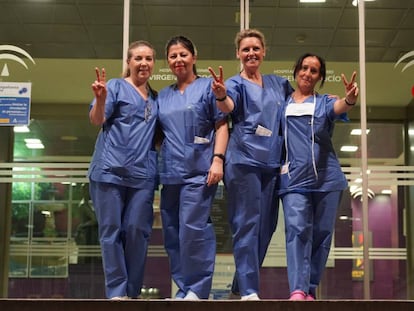 Personal sanitario del Hospital Virgen del Rocío de Sevilla agradece los aplausos de los ciudadanos por su labor.