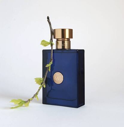 Gianni Versace siempre tuvo alergia a las prendas holgadas, y sus perfumes se pegan a la piel dándole un aura sexi y sofisticado. Esta nueva fragancia, Versace Pour Homme Dylan Blue es un ‘fougère’ (es decir, un perfume masculino aparentemente clásico) que se vuelve atrevido nada más vaporizarlo. 83,45€/100ml.