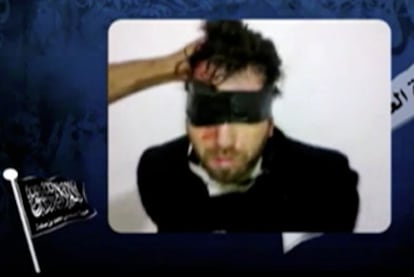 Captura del vídeo en que un grupo islamista radical de Gaza reivindica el secuestro del cooperante italiano Vittorio Arrigoni, al que amenazan con matar en menos de 24 horas si Hamás no accede a liberar a algunos detenidos.