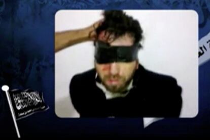 Captura del vídeo en que un grupo islamista radical de Gaza reivindica el secuestro del cooperante italiano Vittorio Arrigoni, al que amenazan con matar en menos de 24 horas si Hamás no accede a liberar a algunos detenidos.