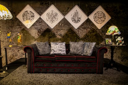 El sillón Chesterfield de la sala del departamento de Fernando del Paso, en el Claustro de Sor Juana.