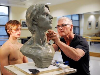 El escultor Richard MacDonald trabaja sobre un busto del bailarín Sergei Polunin, que posa para él en el Royal Ballet de Covent Garden.