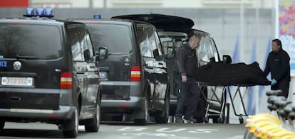 Operarios trasladan los cadáveres de las víctimas en el atentado de la estación de metro de Maalbeek en el centro de Bruselas (Bélgica), el 23 de marzo de 2016.