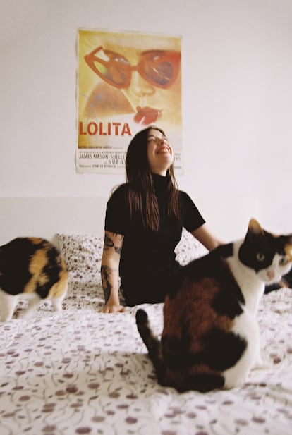 Luna Miguel y sus gatos posando en exclusiva para ICON en su casa de Barcelona.