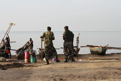 Los militares pasean más de lo normal por la orilla pesquera. La situación de inestabilidad política que vive Burundi ha provocado que un total de 144.000 burundeses huyeran desde principios de abril a las vecinas Ruanda, Tanzania y República Democrática del Congo por las aguas del lago Tanganica.