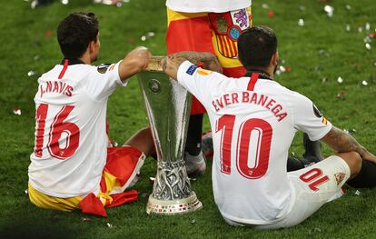 Banega, con la última copa de la Liga Europa ganada con el Sevilla con Jesús Navas.