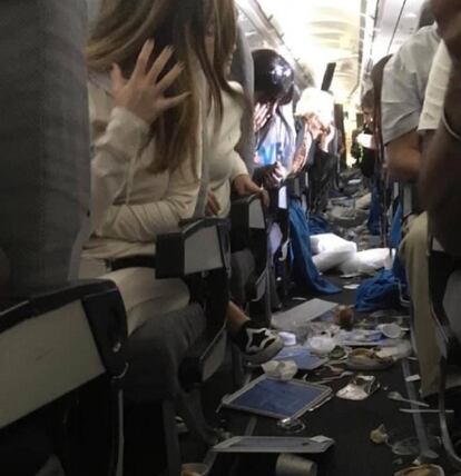 Interior del avión de Aerolíneas Argentinas tras la turbulencias