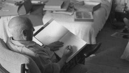 Picasso escriu una dedicatòria en un dels seus llibres en el dormitori de la seva casa de Mougins.